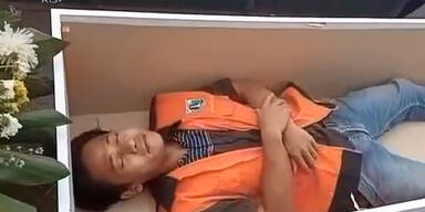 Hier m&uuml;ssen Maskenverweigerer im Sarg probeliegen