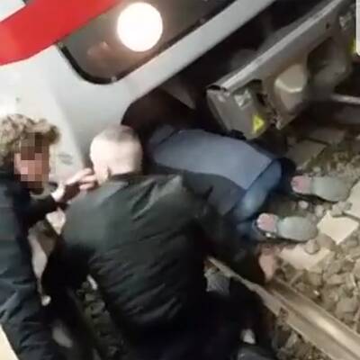 Schlägerei in U6: Männer stürzen vor U-Bahn