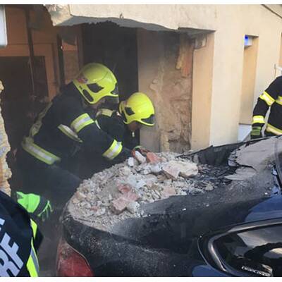 Von Badner Bahn erfasster Pkw brachte Hausmauer zum Einsturz