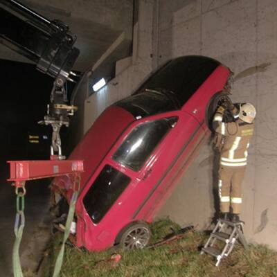 Stehendes Unfallauto