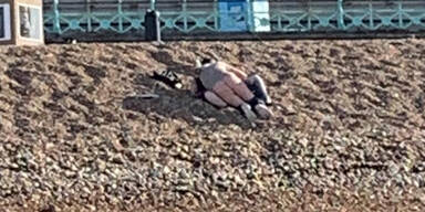 Trotz Corona: P&auml;rchen vergn&uuml;gt sich am Strand