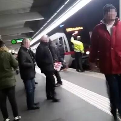 Schlägerei in U6: Männer stürzen vor U-Bahn