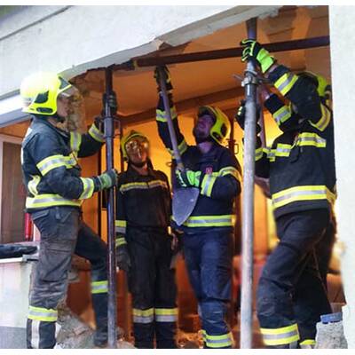 Von Badner Bahn erfasster Pkw brachte Hausmauer zum Einsturz