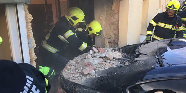 Von Badner Bahn erfasster Pkw brachte Hausmauer zum Einsturz