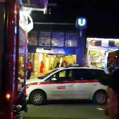 Schlägerei in U6: Männer stürzen vor U-Bahn
