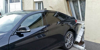 Von Badner Bahn erfasster Pkw brachte Hausmauer zum Einsturz