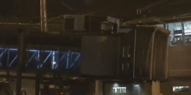 Steigen Passagiere hier aus einem Geister-Jet?