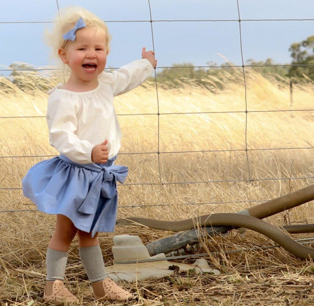 Mutter fotografiert ihre Tochter – dann erstarrt sie plötzlich vor Angst