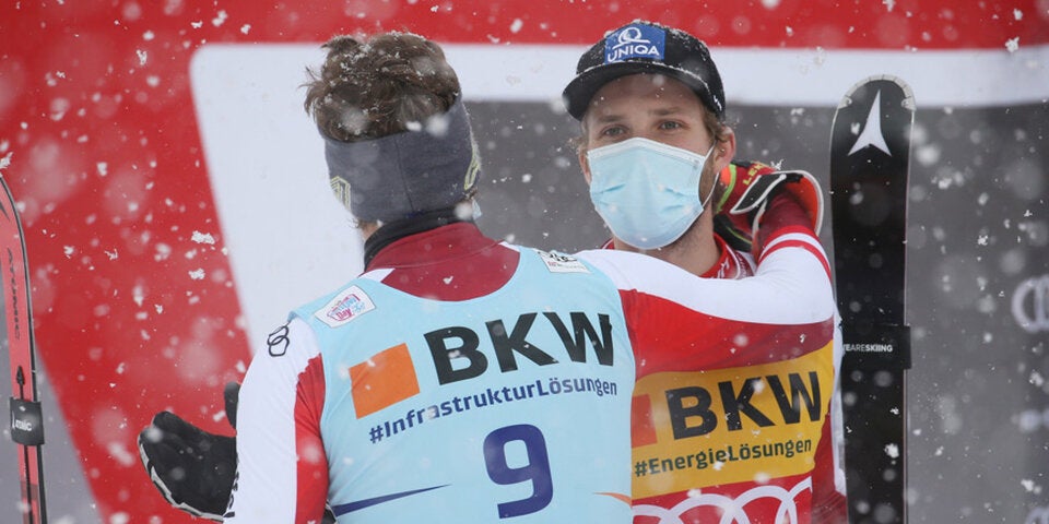 Manuel Feller und Marco Schwarz gratulieren sich zum Podest-Erfolg.