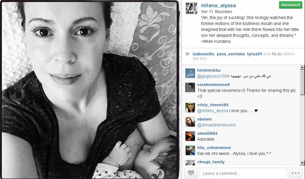 Alyssa Milano beim Stillen