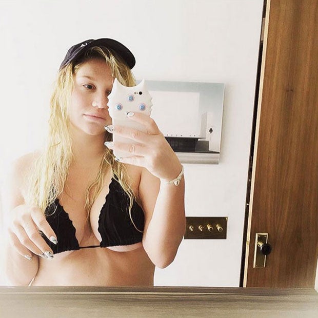 Kesha: Bikini zu klein