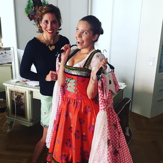 Victoria Swarovski probiert Dirndln