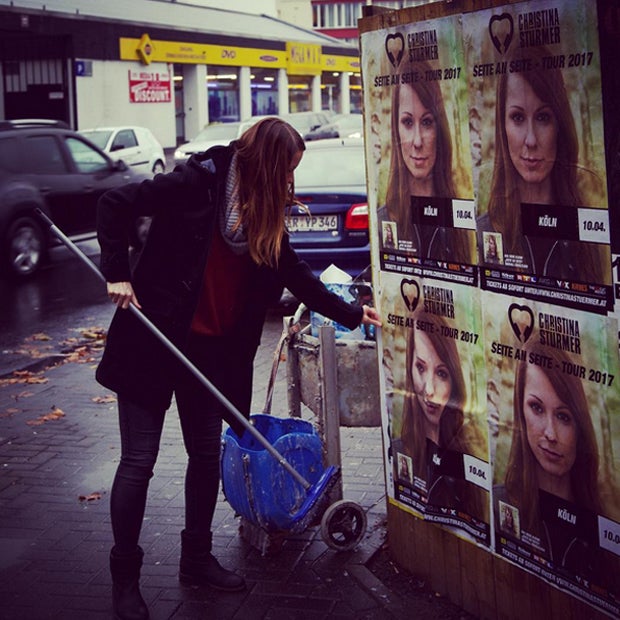 Christina Stürmer beim Plakatieren