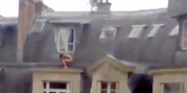 Hier versteckt sich ein Mann nackt auf dem Dach