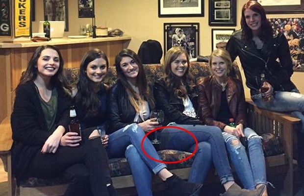 5 Frauen sitzen auf einer Couch, aber etwas stimmt hier nicht