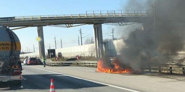 Spektakulärer Autobrand auf der A1