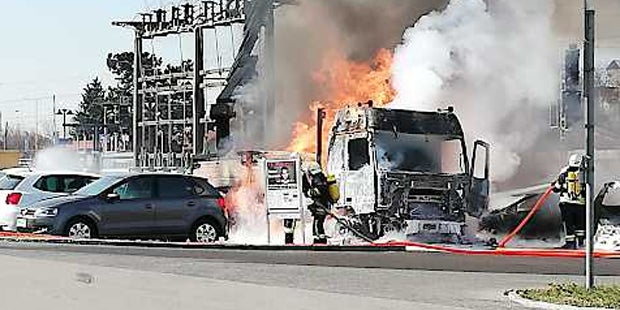 Spektakulärer Lkw-Brand in Gerasdorf