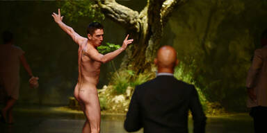 Nackt-Flitzer am Catwalk von D&G!