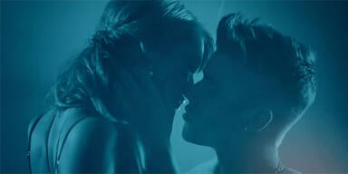 Justin Bieber schmust mit Model herum 