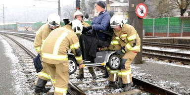 Rollstuhlfahrer steckte eine Stunde in Gleisen fest