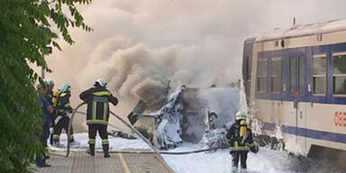 Crash mit Zug - Lkw in Vollbrand