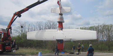 Windböe warf Flugzeug aufs Dach