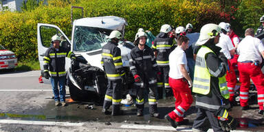 Drei Verletzte bei Schulbus-Crash