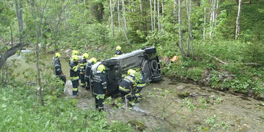 Auto landet nach Unfall auf dem Dach in Bachbett