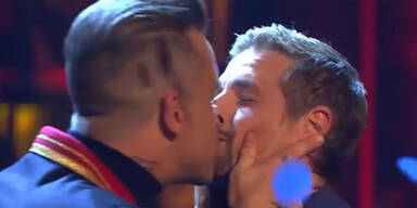 Robbie Williams k&uuml;sst Klaas Heufer-Umlauf