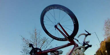 Radfahrer filmt Horror-Crash mit Auto