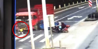 Bub von Lkw &uuml;berrollt