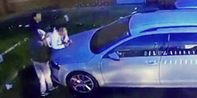 Mann erwischt Pärchen beim Sex auf seinem Kombi