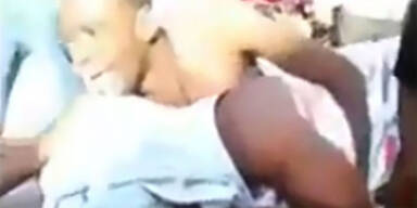 Mann bleibt beim Sex in Geliebter stecken