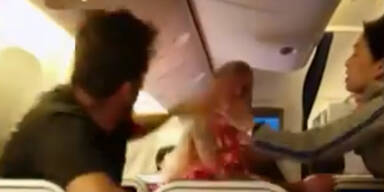 VIDEO: Brutalo-Schl&auml;gerei im Flieger
