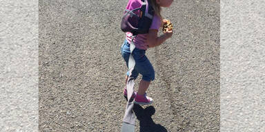 Vater nimmt Tochter an Leine Clint Edwards