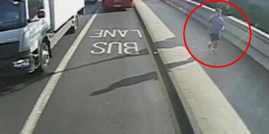 Jogger stößt Frau vor fahrenden Bus