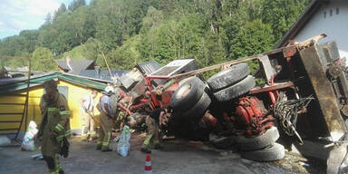 Lkw st&uuml;rzt 70 Meter in die Tiefe und landet auf Dach