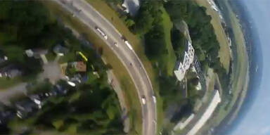 Smartphone f&auml;llt aus Flieger und filmt seinen Sturz