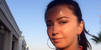 S&auml;ngerin wird am Flughafen gestoppt, weil sie zu jung aussieht