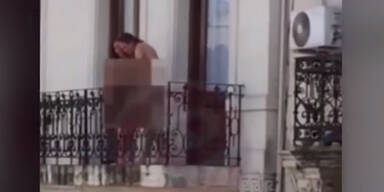 Mitten in der Stadt: Paar beim Balkon-Sex erwischt