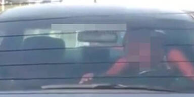 Pärchen hat Sex auf der Autobahn
