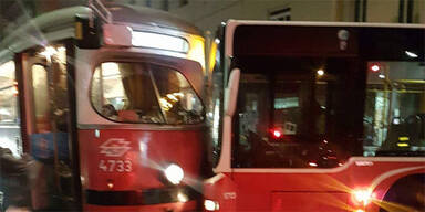 Frontal-Kollision zwischen Bus und Bim