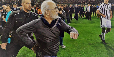 Club-Boss stürmt mit Waffe aufs Feld