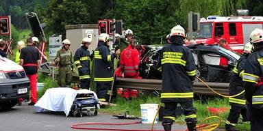 Güterzug rammt Pkw - Lenkerin tot