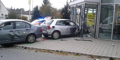 Spektakul&auml;rer Crash: Pkw landet in Bank-Foyer