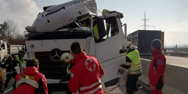 Drei Lkw stießen auf der A9 zusammen