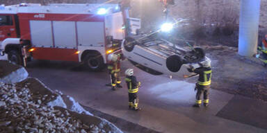 21-J&auml;hriger in Auto unter Wasser gefangen