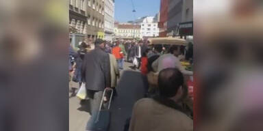 Trotz Ausgangsbeschr&auml;nkung voller Markt in Wien