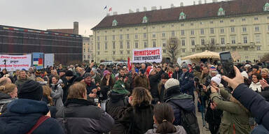 Corona-Leugner in Wien sorgen f&uuml;r Demo-Eklat | Perfider Vergleich