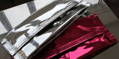 Alle rei&szlig;en sich um die Candy-Clutch